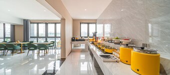 Poltton International Apartment (Jiangmen Jianghai Station Huimei Building Branch)