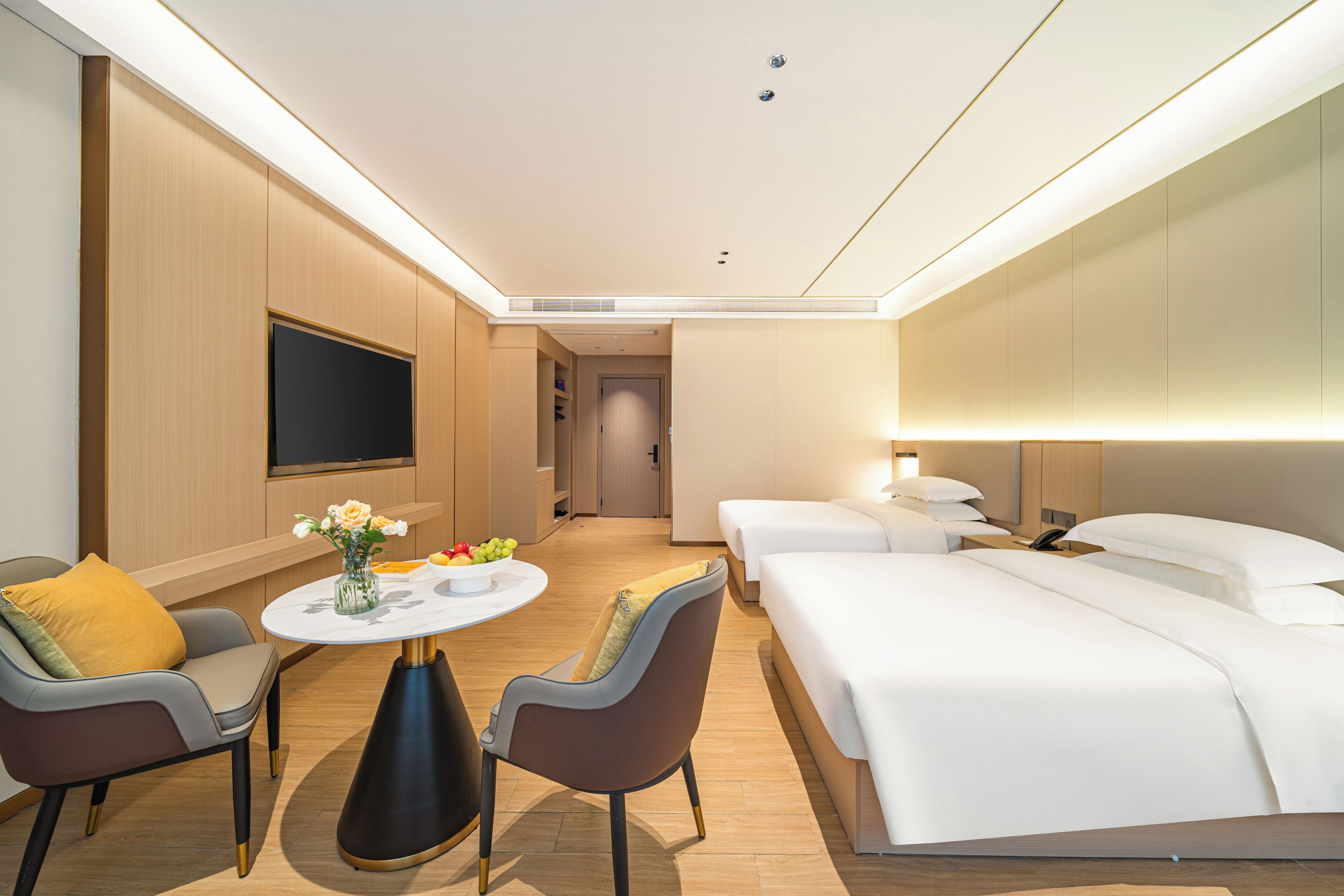 Habitación básica con 2 camas individuales | Edredones de plumas, escritorio, espacio para trabajar con un portátil