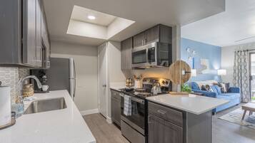 Coffee/tea maker, fridge, microwave, oven
