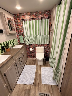 Dusche, Handtücher, Seife, Toilettenpapier