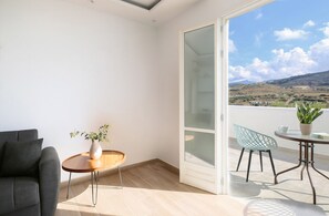 Interior - Queen Bee (Naxos)