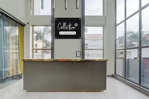 Ein Empfangstresen mit einem Schild, auf dem 'Collection' und 'Firmenbesitz' steht.