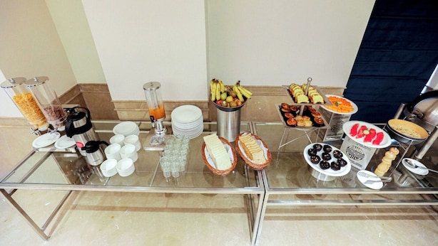 Una mesa de buffet con diversos alimentos y bebidas.