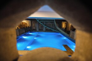 An indoor swimming pool with a view through a tunnel-like structure. - Gulaab Haveli (Jaisalmer)