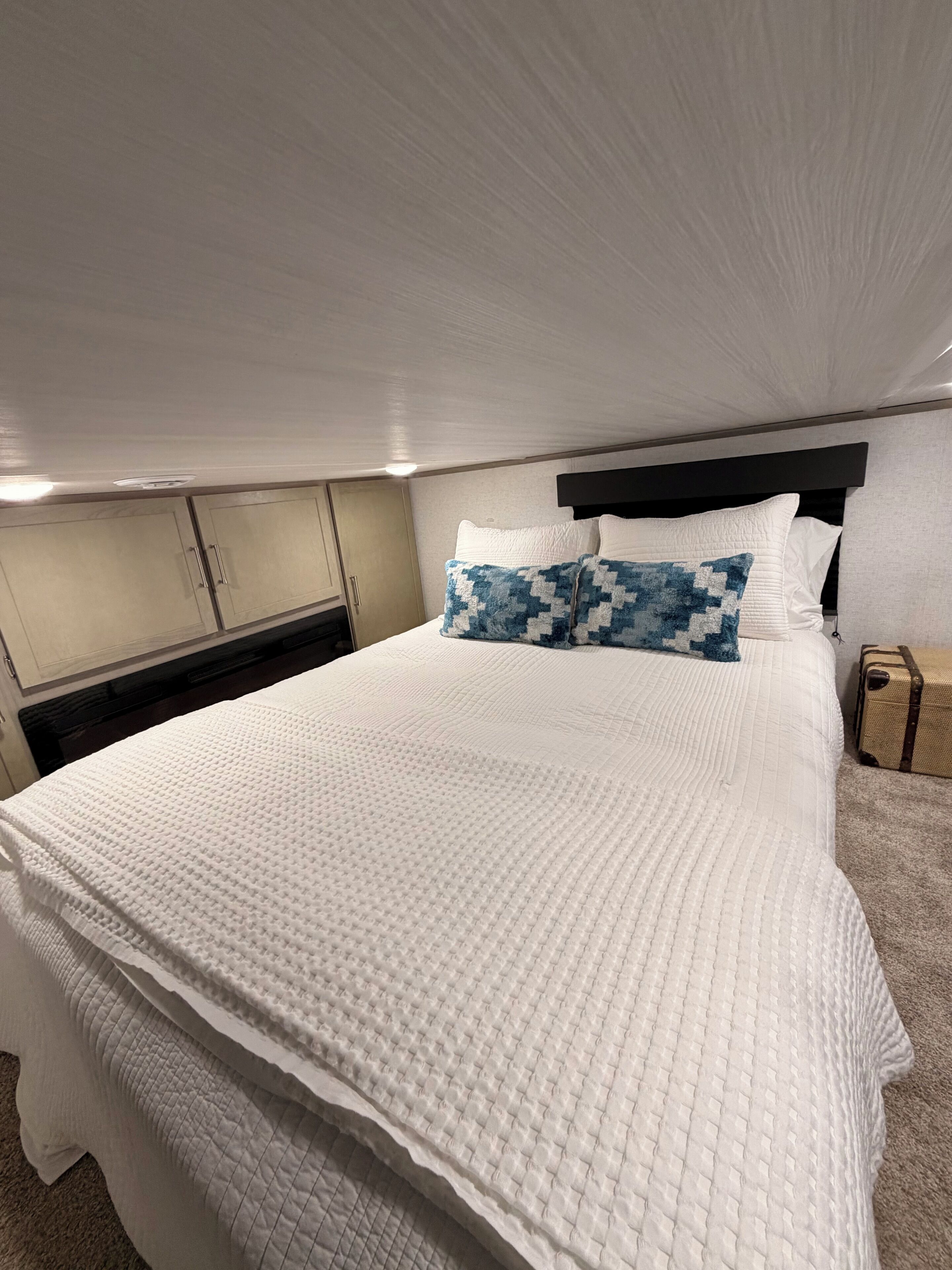 WiFi, bed sheets