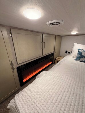 WiFi, bed sheets - Sunset Landing A 1-bedroom recreational vehicle tiny home with AC in Springtown (Springtown)