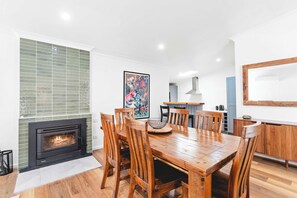 Dining - Wattle House | Firepit Retreat | 5 Mins to CBD (Kooringal)