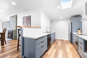 Coffee/tea maker, fridge, microwave, oven - Wattle House | Firepit Retreat | 5 Mins to CBD (Kooringal)