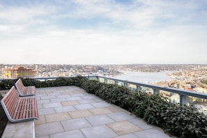 Eine Terrasse mit Blick auf Stadt und Wasser.