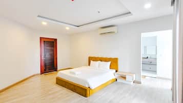 In-room safe, desk, free WiFi