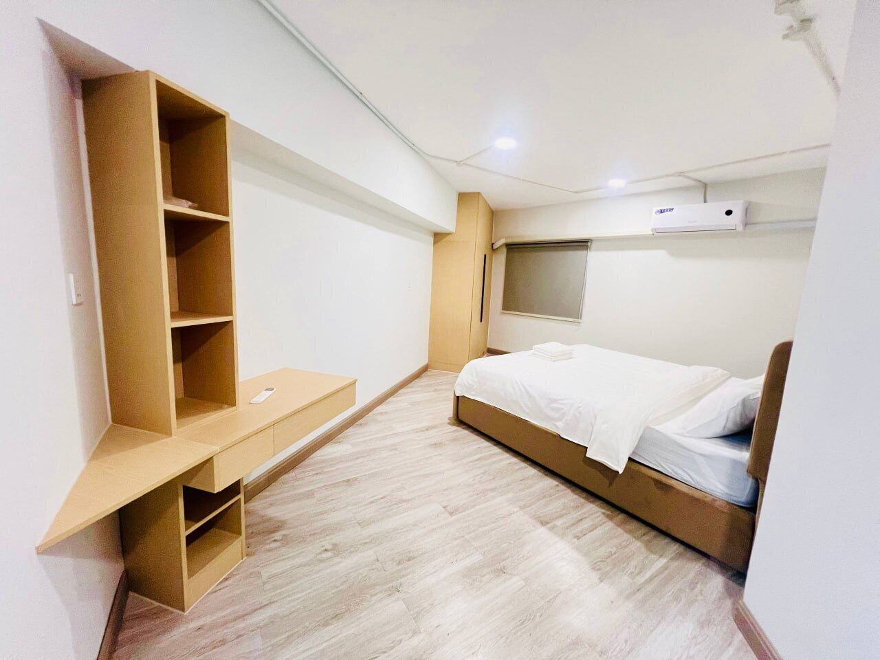 Minibar, in-room safe, desk, WiFi (free)
