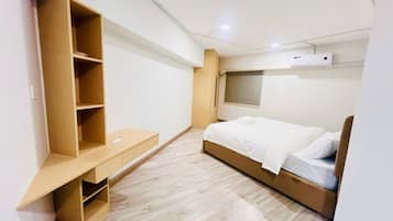 Minibar, in-room safe, desk, WiFi (free)
