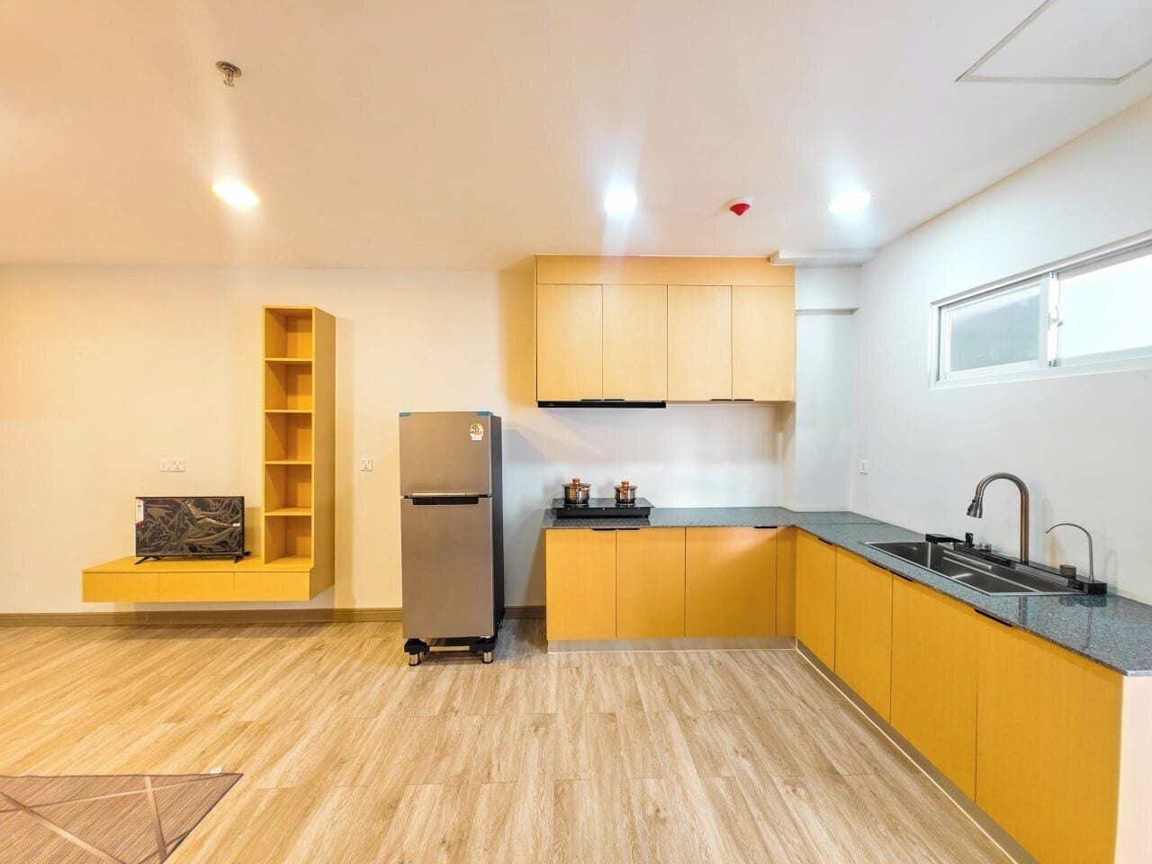 Lemari es besar, microwave, oven, dan kompor
