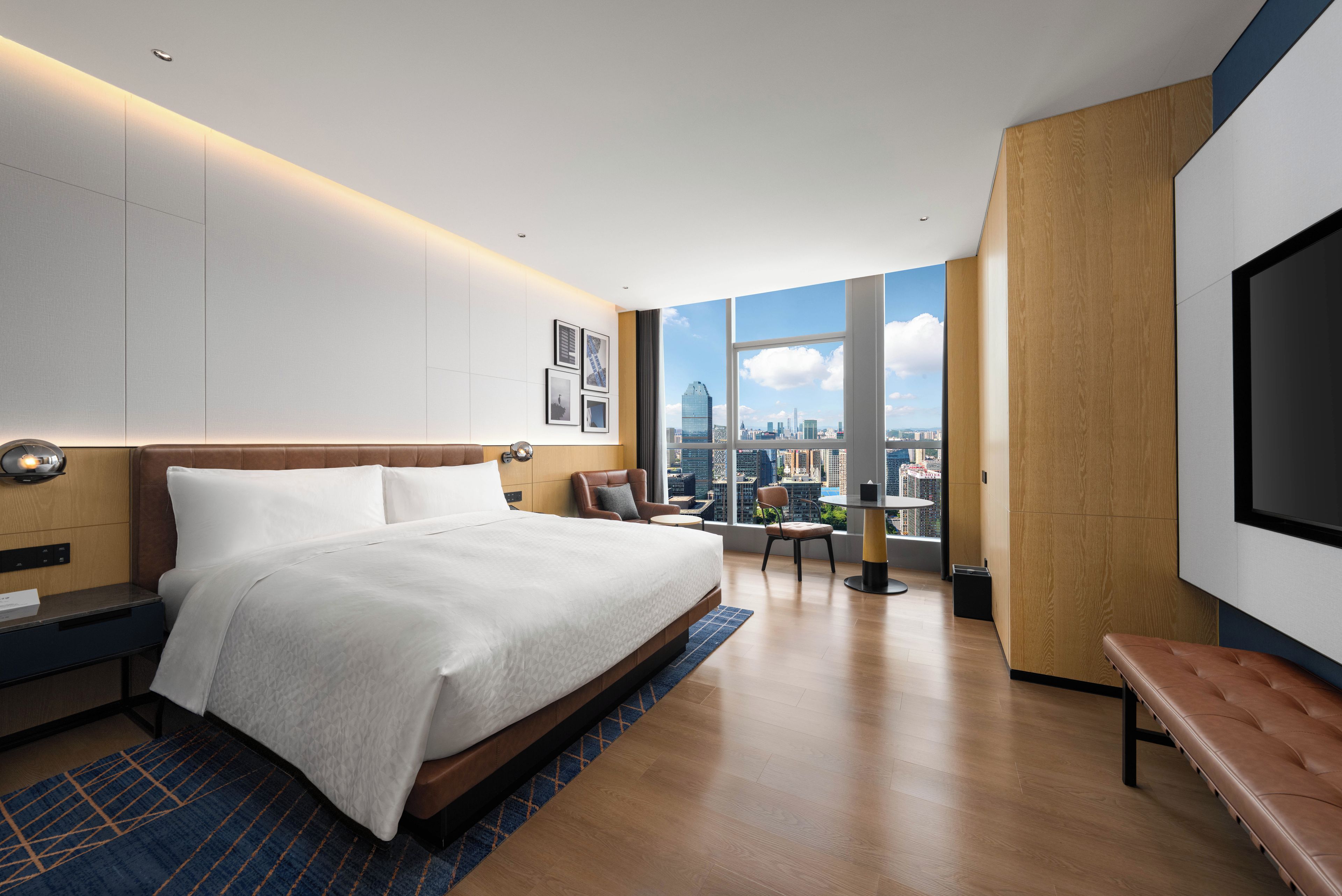 Chambre, 1 très grand lit, vue ville