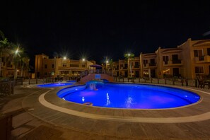 حمام سباحة