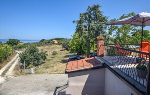 A balcony with a view of the sea, a paved path, and a fenced garden area. - Gorgeous apartment in Viterbo with WiFi (Viterbo)