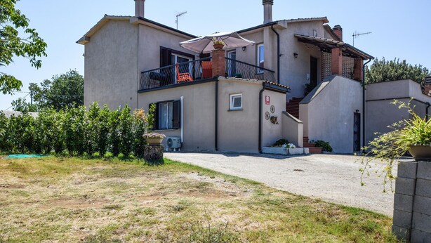 A two-story house with a balcony, a small garden, and a paved driveway. - Gorgeous apartment in Viterbo with WiFi (Viterbo)