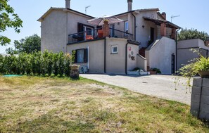 A two-story house with a balcony, a small garden, and a paved driveway. - Gorgeous apartment in Viterbo with WiFi (Viterbo)