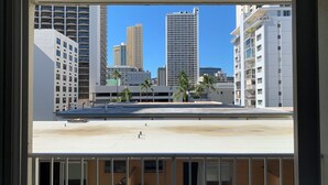 Vista de uma área urbana moderna com edifícios altos e céu claro.