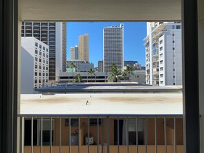 A view of a modern urban area with high-rise buildings and a clear sky. -  Waikiki apartment, close to the beach, early check in available (Honolulu)