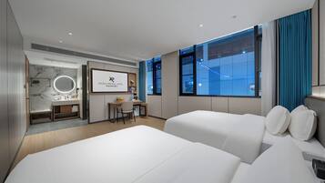 Kamar Twin Comfort | Meja kerja, ruang kerja ramah laptop, dan tirai kedap cahaya