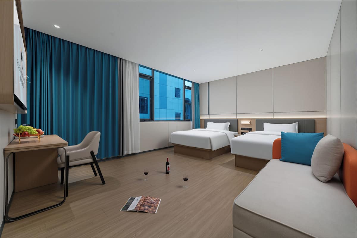 Habitación Deluxe con 2 camas individuales | Escritorio, espacio para trabajar con laptop y cortinas blackout 