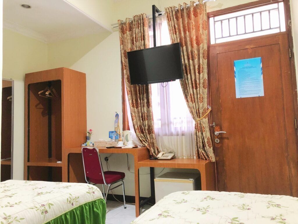 Desk, laptop workspace, free WiFi