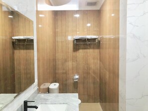 Chambre Double Deluxe, patio, vue jardin | Salle de bain