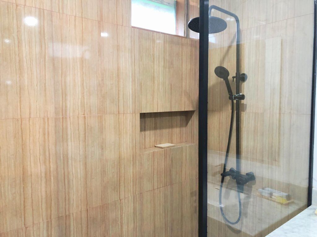 Deluxe-Doppelzimmer, Terrasse, Gartenblick | Badezimmer | Dusche, Handtücher, Seife, Shampoo