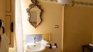 A bathroom with a sink, mirror, toilet, and towel rack. - Roccamelia Experience (Mazara del Vallo)