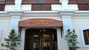 Die Fassade des NSCC Hotels Vigan mit einem markanten Eingang und traditioneller Architektur.