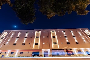 A multi-story building with evenly spaced windows and a flat roof. - Tura Residence Sulemania (Riyadh)