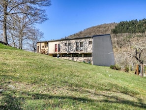 A two-story building with a flat roof, a balcony, and a small attached structure. - Residence Vacanceole Le Domaine de Confolant (Miremont)