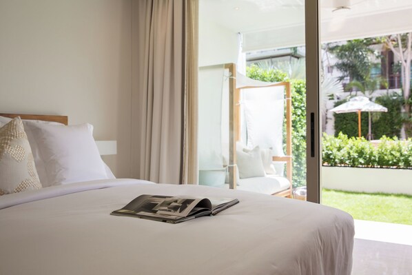 Une chambre d’hôtel avec un lit, une fenêtre et une vue sur l’extérieur.