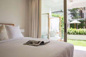 A hotel room with a bed, a window, and a view of the outdoors. - Chi The Residence (Koh Samui)