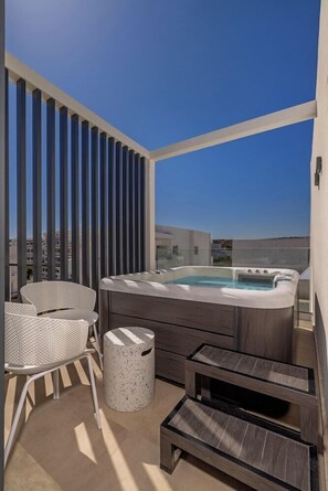 A balcony with a hot tub, seating, and a trash bin. - Cabana White Boutique Hotel & Suites (Kos)