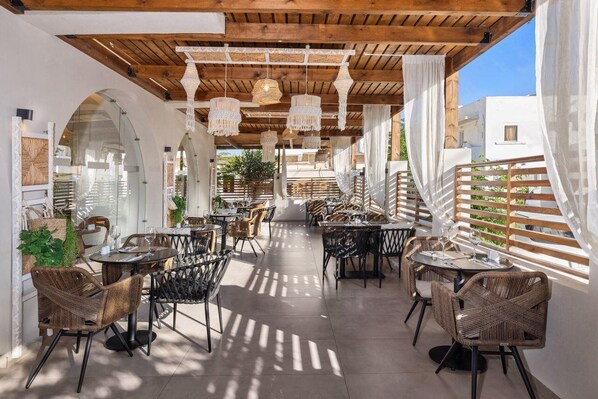 Outdoor dining - Cabana White Boutique Hotel & Suites (Kos)