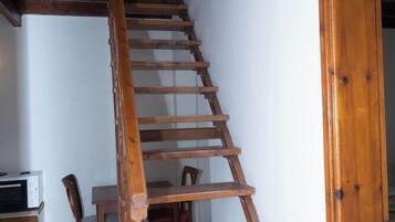 Eine Holztreppe führt zu einer oberen Etage in einem Wohnhaus.