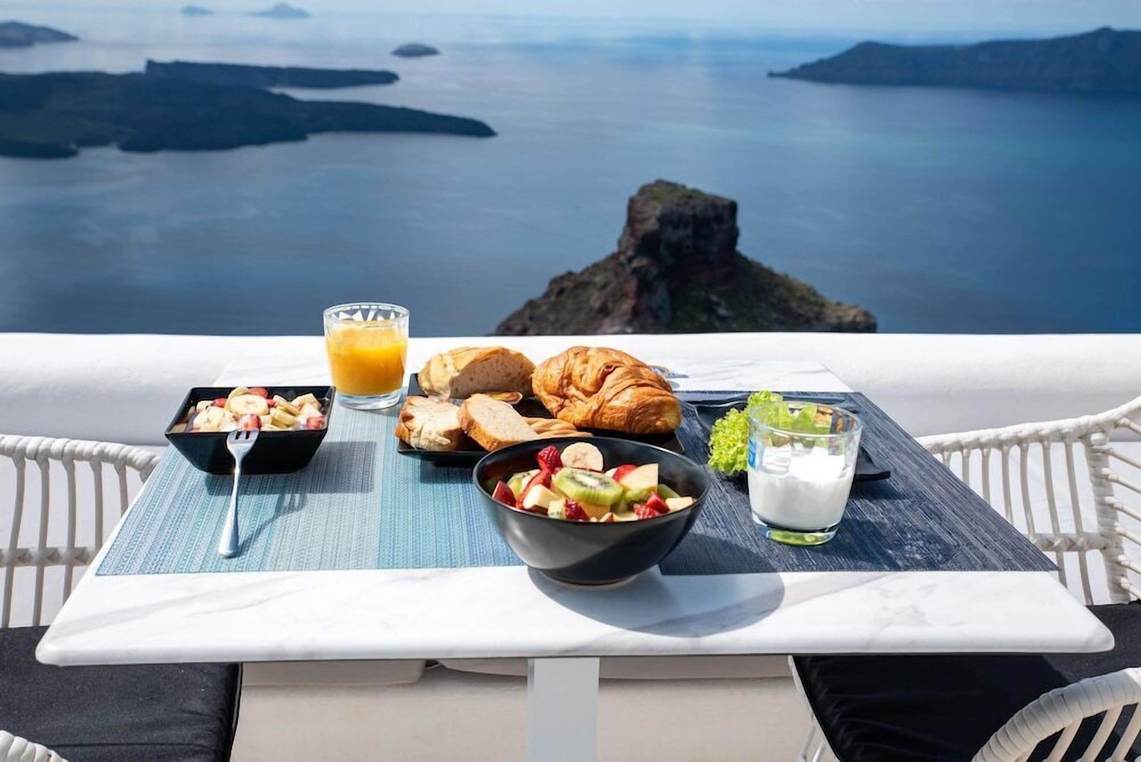 Un coin petit-déjeuner aménagé avec vue sur la mer et les îles.