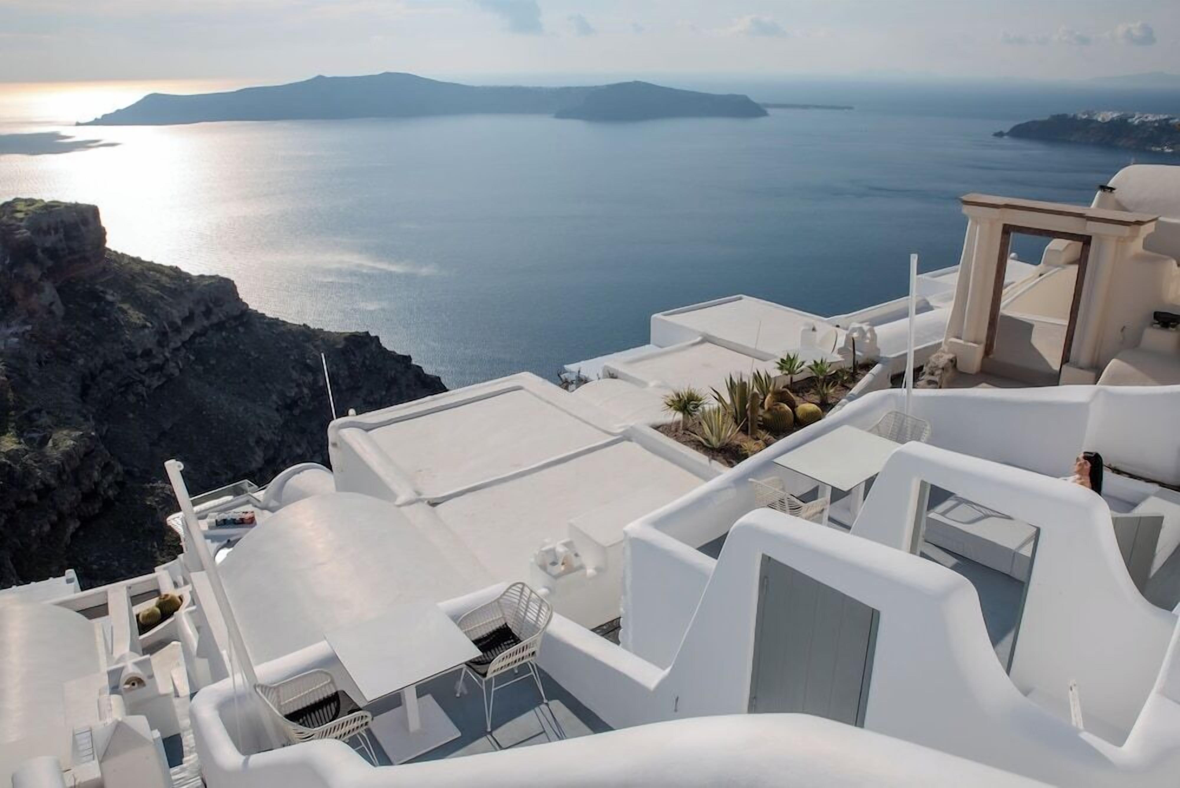 Un bâtiment au toit blanc offrant une vue sur la mer et les îles.
