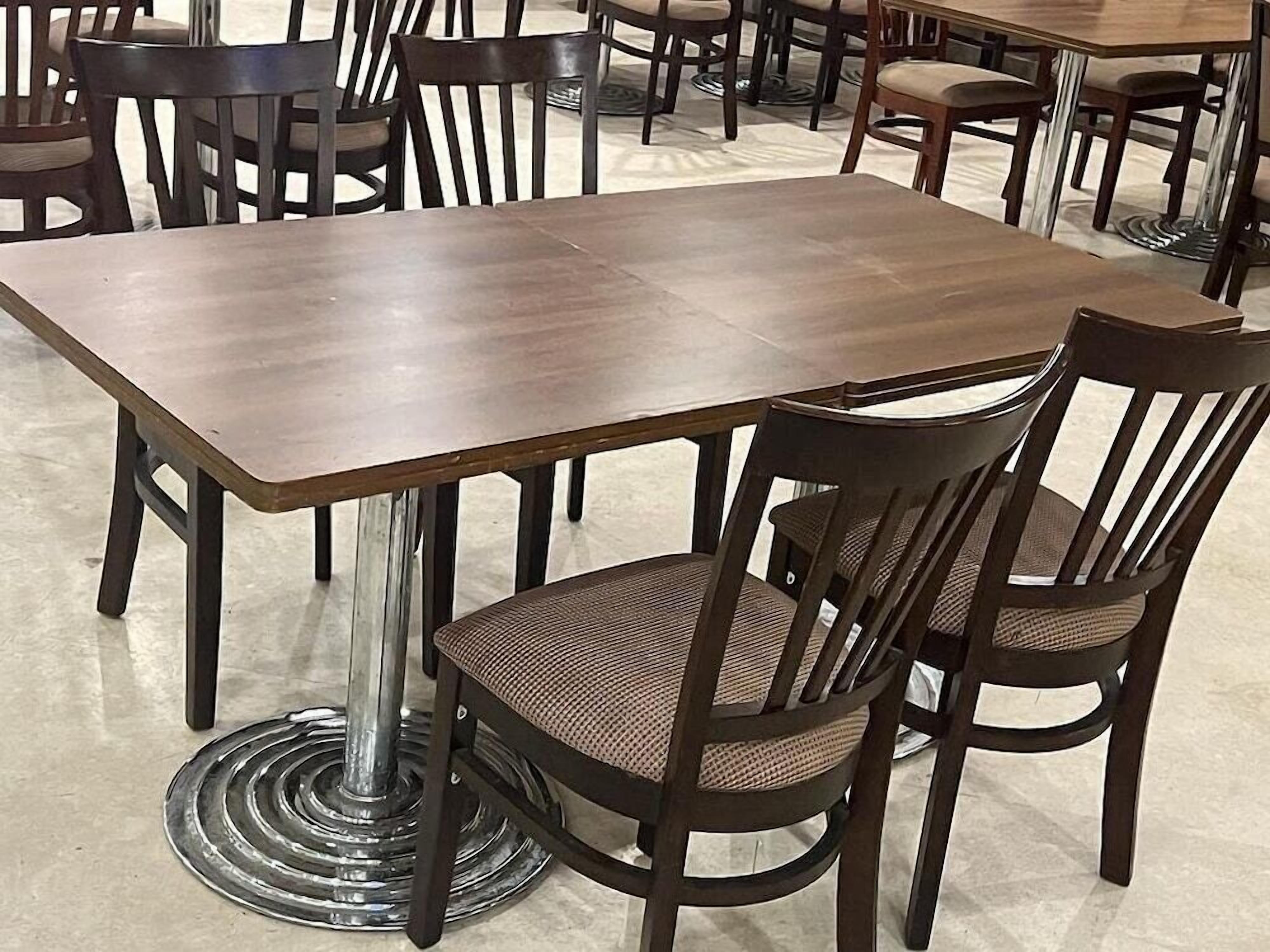 Uma área de refeições com uma mesa retangular e quatro cadeiras.