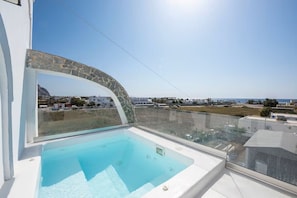 Ein Pool auf dem Dach mit freiem Blick auf die umliegende Landschaft und Gebäude.