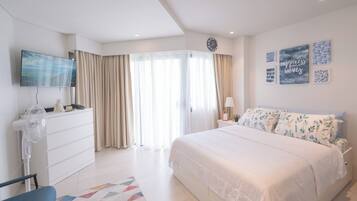 Estudio Prestigio, 1 cama Queen size y sofá cama, aire acondicionado, vista a la playa | Escritorio y espacio para trabajar con laptop