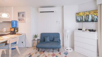 Estudio Prestigio, 1 cama Queen size y sofá cama, aire acondicionado, vista a la playa | Área de sala de estar | Smart TV de 45 pulgadas con canales digitales y libros