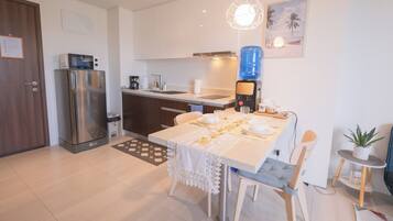 Estudio Prestigio, 1 cama Queen size y sofá cama, aire acondicionado, vista a la playa | Cocineta privada | Cafetera y tetera, refrigerador, microondas y parrilla de estufa