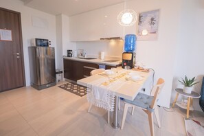 Estudio Prestigio, 1 cama Queen size y sofá cama, aire acondicionado, vista a la playa | Cocineta privada | Cafetera y tetera, refrigerador, microondas y parrilla de estufa 
