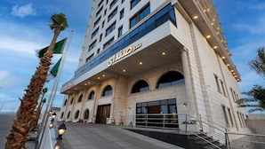 A hotel with a grand entrance, multiple arches, and a flag. - OYO 687 Sunday Jeddah Hotel (Jeddah)