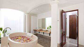 Villa, 4 slaapkamers | Badkamer | Gratis toiletartikelen, een haardroger, handdoeken, zeep