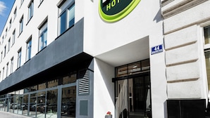 Een B&B hotel met een moderne gevel, grote ramen en vrij uitzicht op de straat.