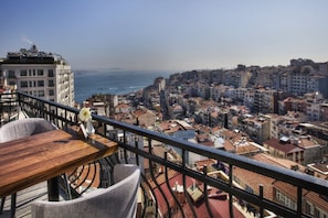 Outdoor dining - Juno Residences (Istanbul)